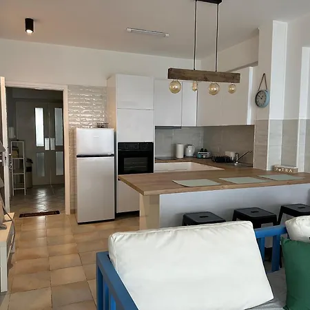 كراساس بيتش شقة لارنكا