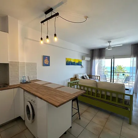 كراساس بيتش شقة لارنكا